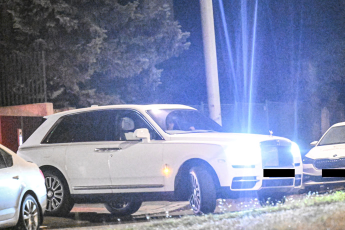 FOTO: Leoš Mareš ve svém luxusním autě. – stránka 128