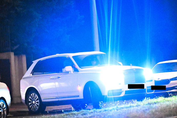 FOTO: Leoš Mareš ve svém luxusním autě. – stránka 127