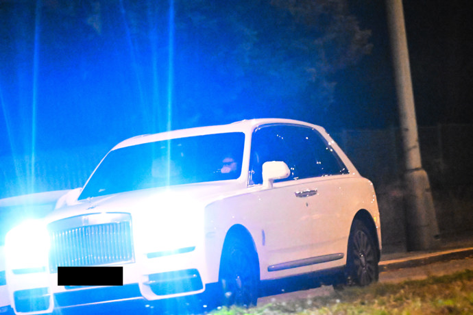 FOTO: Leoš Mareš ve svém luxusním autě. – stránka 155