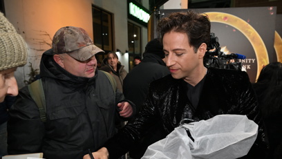 FOTO: Milan Peroutka se podepsal všem fanouškům.