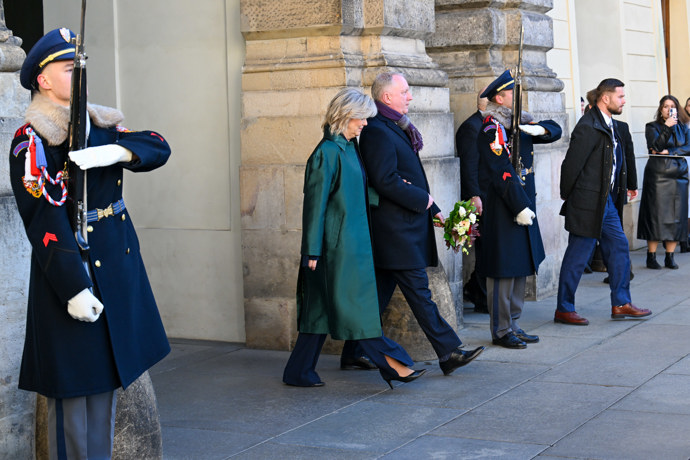 FOTO: Petr Pavel a Eva Pavlová přivítali na Hradě albánského prezidenta a jeho choť. – stránka 41
