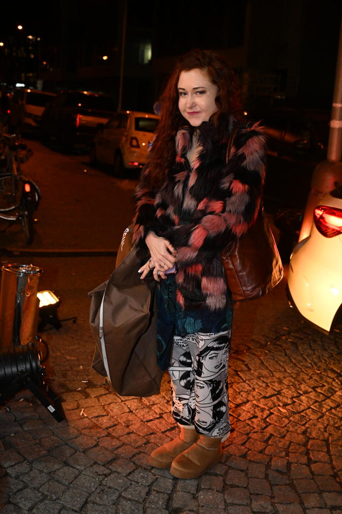 FOTO: Eva Toulová nemohla na Slavících chybět. Kde jinde by mohla předvést jeden ze svých dalších bizarních outfitů. – stránka 29