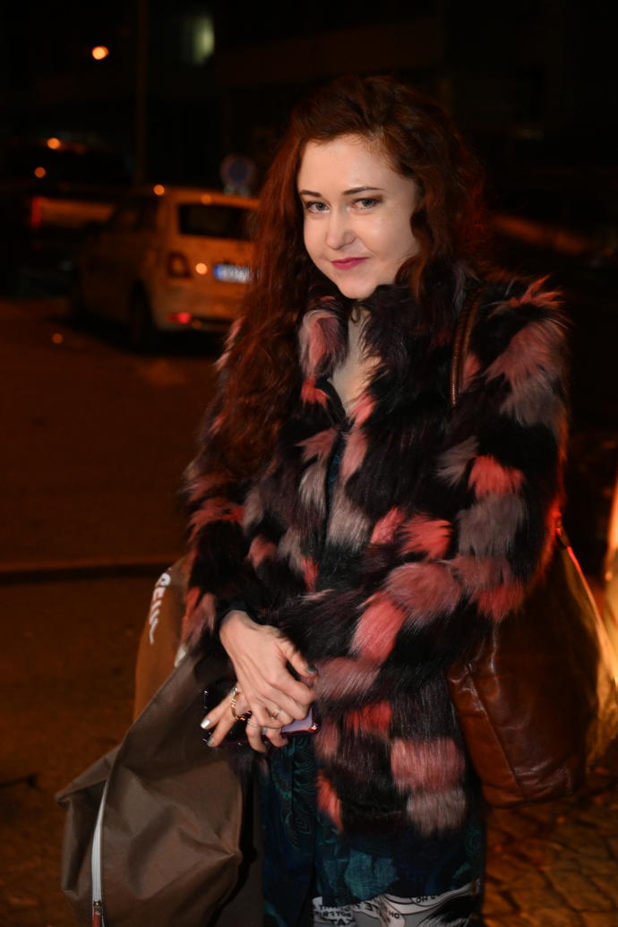 FOTO: Eva Toulová nemohla na Slavících chybět. Kde jinde by mohla předvést jeden ze svých dalších bizarních outfitů. – stránka 28