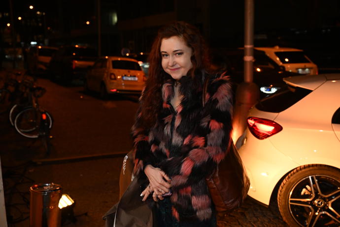 FOTO: Eva Toulová nemohla na Slavících chybět. Kde jinde by mohla předvést jeden ze svých dalších bizarních outfitů. – stránka 27