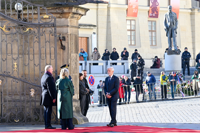 FOTO: Petr Pavel a Eva Pavlová přivítali na Hradě albánského prezidenta a jeho choť. – stránka 39