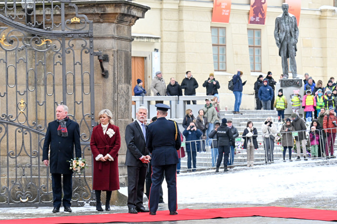 FOTO: Petr Pavel a Eva Pavlová na Hradě přijali návštěvu. – stránka 19