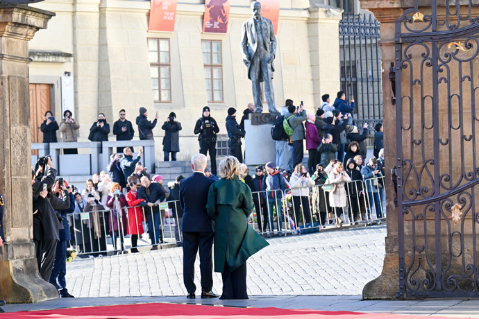 FOTO: Petr Pavel a Eva Pavlová přivítali na Hradě albánského prezidenta a jeho choť. – stránka 38