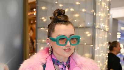 FOTO: Sharlota dorazila ve výrazném outfitu.