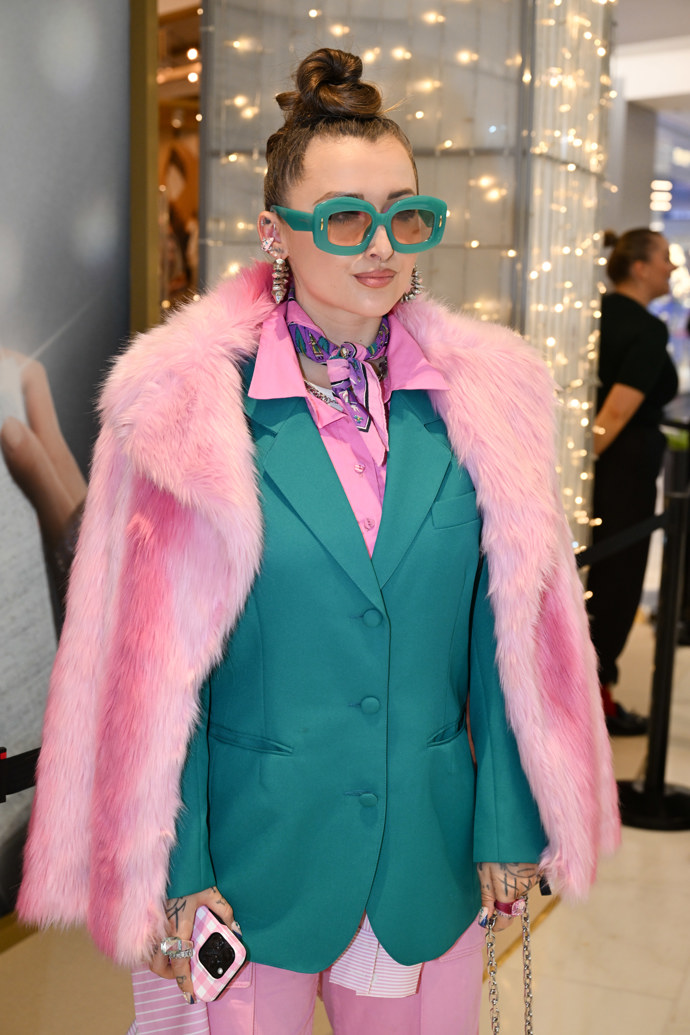 FOTO: Sharlota dorazila ve výrazném outfitu. – stránka 3