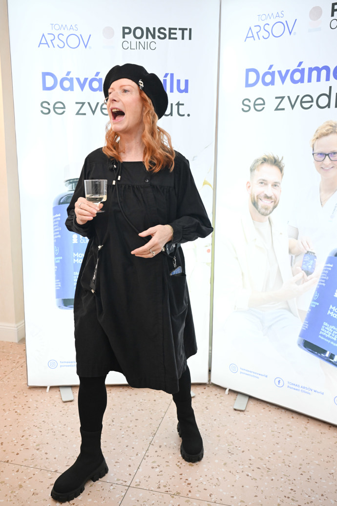 FOTO: Bára Štěpanová dorazila v dobré náladě. – stránka 27