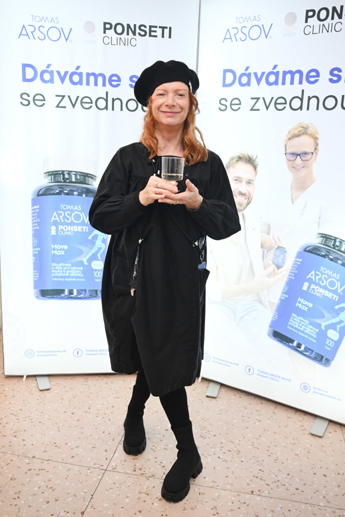 FOTO: Herečka Bára Štěpánová. – stránka 25