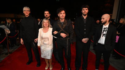 FOTO: Renne Dang se svou kapelou a nejspíš s maminkou.