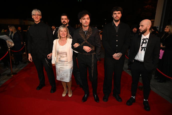 FOTO: Renne Dang se svou kapelou a nejspíš s maminkou. – stránka 14