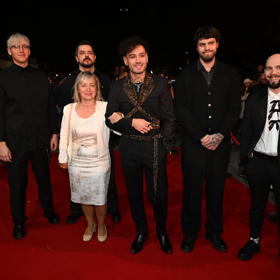 Renne Dang se svou kapelou a nejspíš s maminkou. 