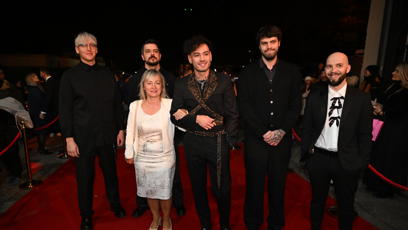 FOTO: Renne Dang se svou kapelou a nejspíš s maminkou.