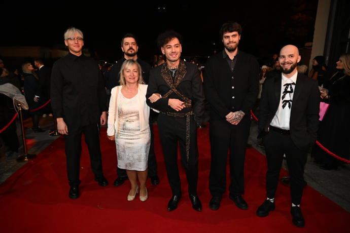 FOTO: Renne Dang se svou kapelou a nejspíš s maminkou. – stránka 13