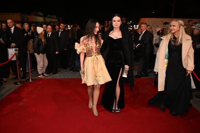 FOTO: Natálie Grossová s kamarádkou. – stránka 948