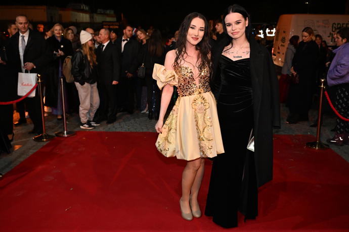 FOTO: Krásná Natálie Grossová s kamarádkou. – stránka 947