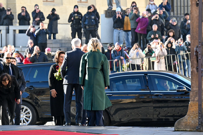FOTO: Petr Pavel a Eva Pavlová přivítali na Hradě albánského prezidenta a jeho choť. – stránka 37