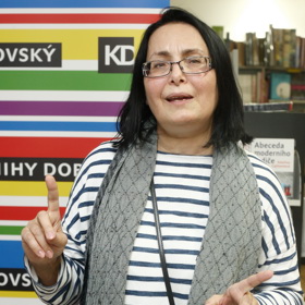 Tři roky před sedmdesátkou žije naplno a věnuje se psaní knih, ilustrování, čínskému bojovému umění i zpěvu.