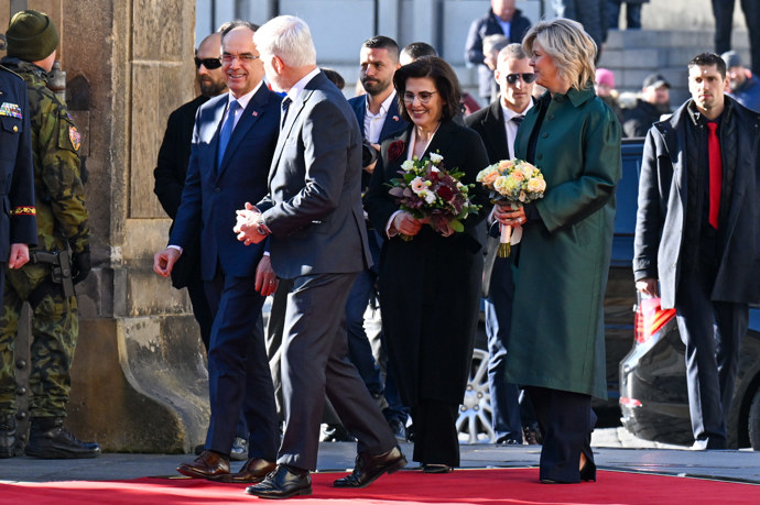 FOTO: Petr Pavel a Eva Pavlová přivítali na Hradě albánského prezidenta a jeho choť. – stránka 36