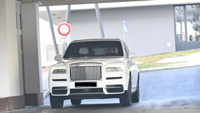 FOTO: Leoš Mareš přijel ve svém Rolls-Royce.
