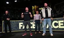 Karlos Benda a Jakub Enžl si to rozdají v boxu.