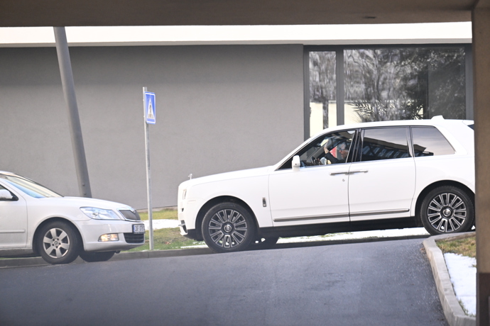 FOTO: Leoš Mareš ve svém autě. – stránka 100