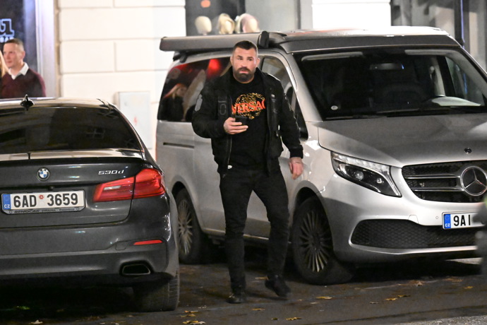 FOTO: Karlos Vémola odchází z tajné party. – stránka 59