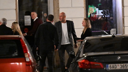 FOTO: Jan Koller dorazil s manželkou.