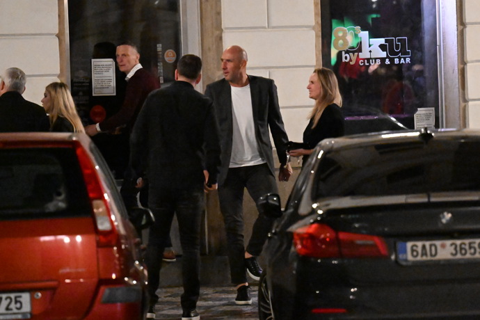 FOTO: Jan Koller dorazil s manželkou. – stránka 55