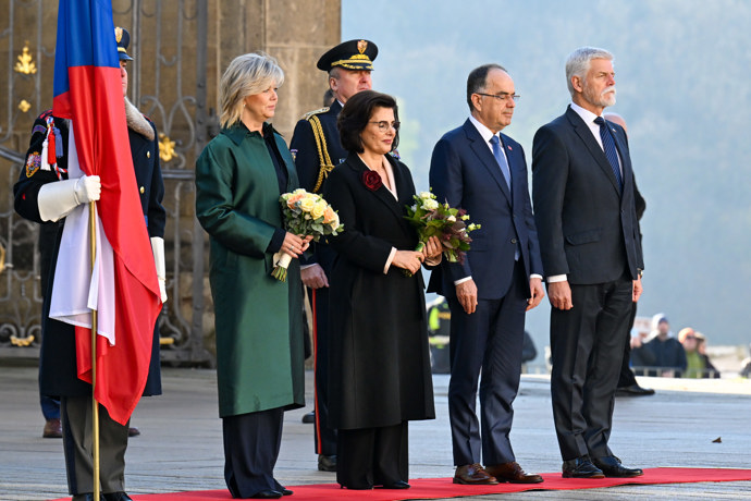 FOTO: Petr Pavel a Eva Pavlová přivítali na Hradě albánského prezidenta a jeho choť. – stránka 25