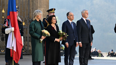 FOTO: Petr Pavel a Eva Pavlová přivítali na Hradě albánského prezidenta a jeho choť.