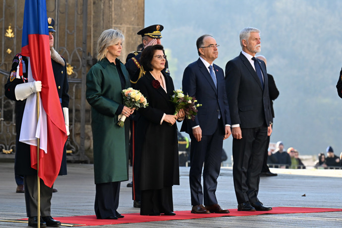 FOTO: Petr Pavel a Eva Pavlová přivítali na Hradě albánského prezidenta a jeho choť. – stránka 35