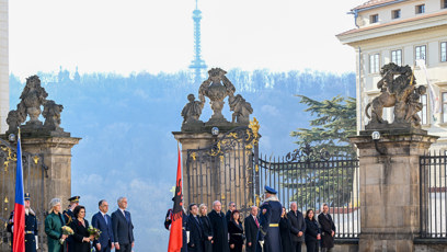 FOTO: Petr Pavel a Eva Pavlová přivítali na Hradě albánského prezidenta a jeho choť.