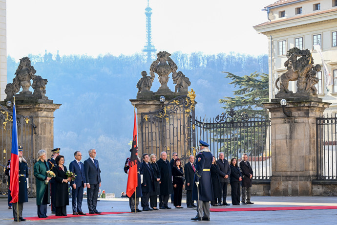 FOTO: Petr Pavel a Eva Pavlová přivítali na Hradě albánského prezidenta a jeho choť. – stránka 26
