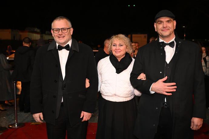 FOTO: Syn Františka Nedvěda František s doprovodem. – stránka 898