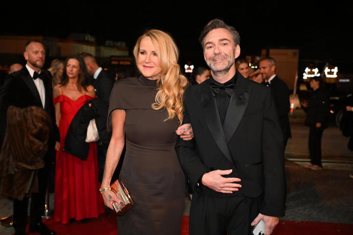 FOTO: Vendula Pizingerová s neznámým doprovodem. – stránka 10