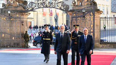FOTO: Petr Pavel a Eva Pavlová přivítali na Hradě albánského prezidenta a jeho choť.