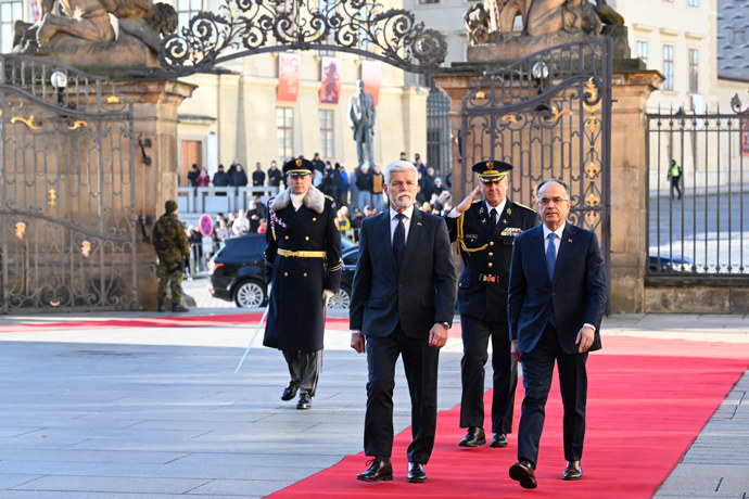 FOTO: Petr Pavel a Eva Pavlová přivítali na Hradě albánského prezidenta a jeho choť. – stránka 27