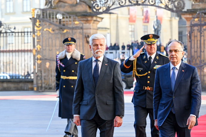 FOTO: Petr Pavel a Eva Pavlová přivítali na Hradě albánského prezidenta a jeho choť. – stránka 28