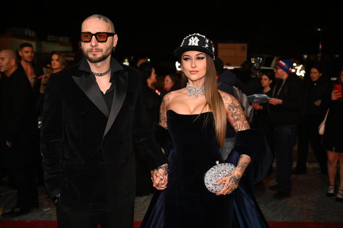 FOTO: Sharlota a její manžel. – stránka 8