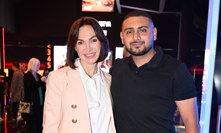 Kamila Nývltová s partnerem na premiéře filmu Jedna bitva za druhou.