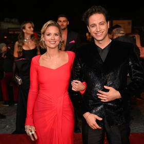 Zpěvák Milan Peroutka udělala výjimku a do společnosti nevyvedl svého partnera Dominika, nýbrž herečku Patricii Solaříkovou.