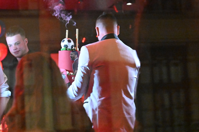 FOTO: Tomáš Řepka dostal velký dort. – stránka 50