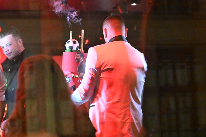 FOTO: Tomáš Řepka a jeho dort. – stránka 49