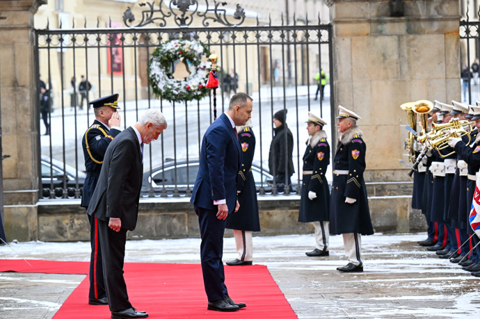 FOTO: Petr Pavel a Eva Pavlová na Hradě přijali návštěvu. – stránka 13
