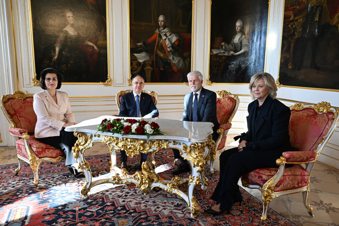 FOTO: Petr Pavel a Eva Pavlová přivítali na Hradě albánského prezidenta a jeho choť. – stránka 32