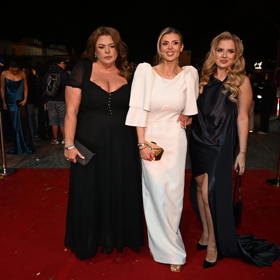 Lela dorazila v doprovodu kamarádek.