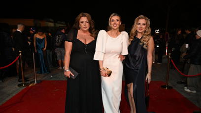 FOTO: Lela dorazila v doprovodu kamarádek.